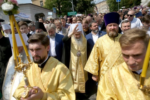 С Онуфрием и Новинским. В годовщину крещения Руси верующие УПЦ МП провели крестный ход в центре Киева (фото, видео) 