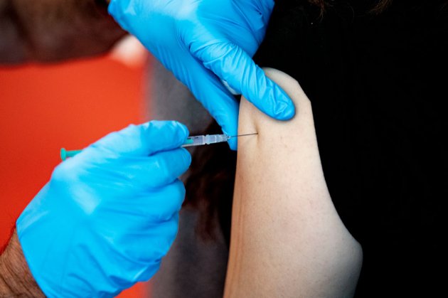 Шмигаль заявив, що цьогоріч до України привезуть ще 20 млн доз COVID-вакцин від Pfizer 