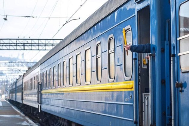 У пасажирському потязі «Київ — Херсон» горів задній відсік тепловоза (фото)