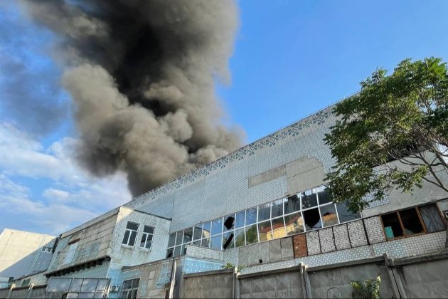 Росіяни обстріляли Одесу: ракета влучила у склад, виникла пожежа (фото)