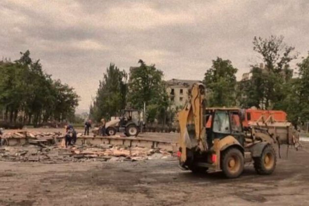 Під виглядом реконструкції росіяни розібрали головний фонтан Маріуполя (відео)