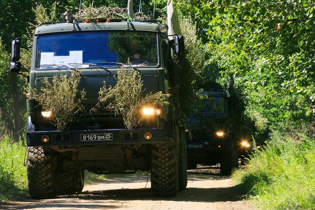 «15 кілометрів бігли». Військові рф вистрибують із КамАЗів, які везуть їх в Україну (відео)