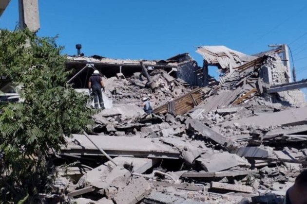 Окупанти зруйнували ремонтну базу залізниці в Бахмуті: є загиблий (фото)