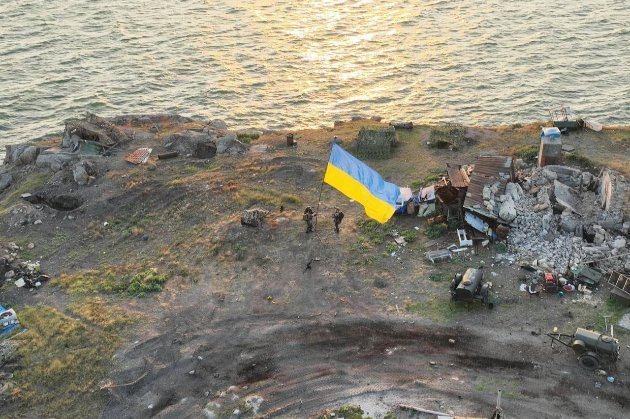 Військові встановили прапор України на острові Зміїний (фото, відео)