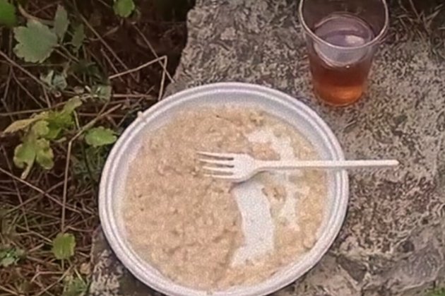 Маріупольці змушені розбирати завали за тарілку каші та воду — Андрющенко (відео)