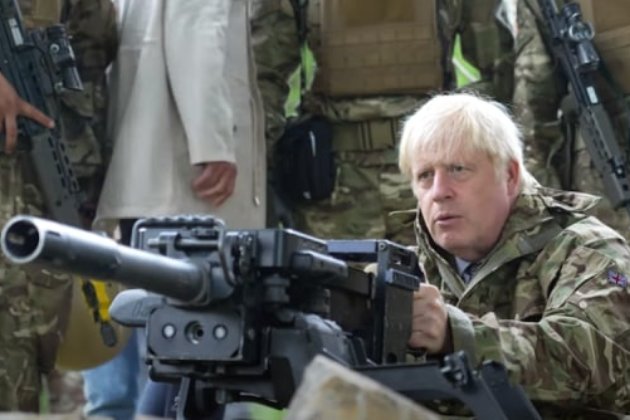 Борис Джонсон відвідав українських військових та потренувався із ними (відео)