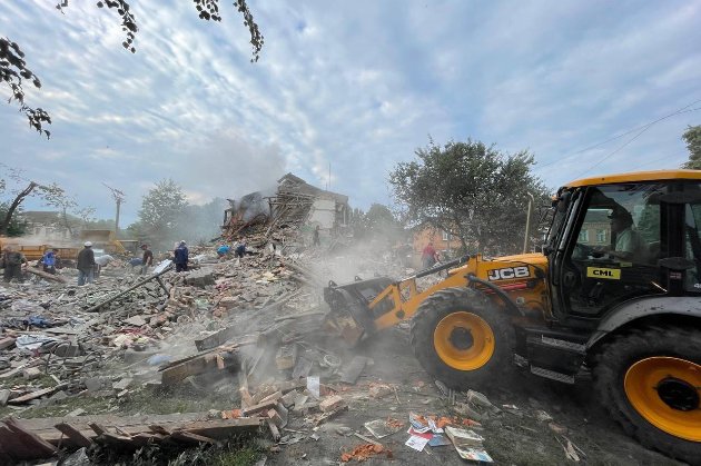 Нічний обстріл Чугуєва: зруйнований багатоквартирний будинок, є загиблі
