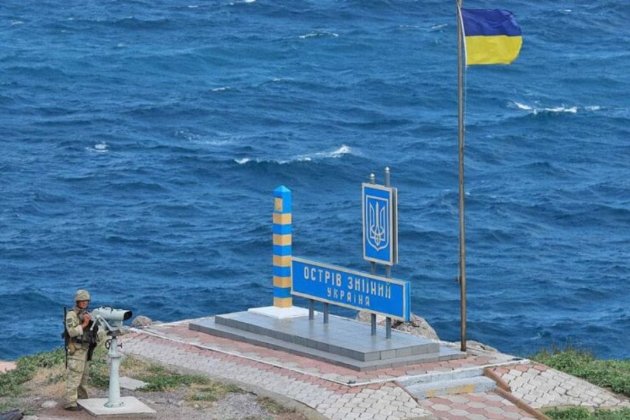 На острові Зміїний підняли український прапор