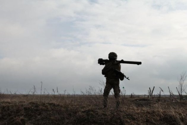 Українські військові знищили ворожий бліндаж та окупантів з антидроновою рушницею (відео)