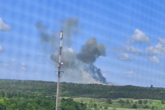 У Луганську пролунали гучні вибухи: над місто здіймається дим (фото, відео)