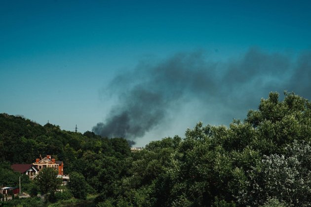 У російському Курську спалахнула пожежа, ймовірно, горить військова частина (відео)