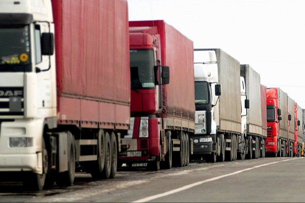 Польща зупинила пропуск українських вантажівок без дозволів: що відомо