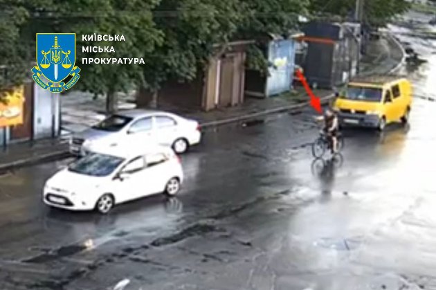 У Києві чоловік стріляв у авто працівниці фонду «Повернись живим» — його затримали