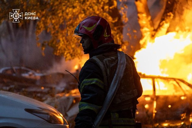 Росія масовано атакувала Київ, є постраждалі, обстріл пошкодив залізницю (фото)