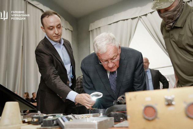 Побачив на власні очі: ГУР показало Кіту Келлогу західні мікросхеми у російській техніці (фото, відео)