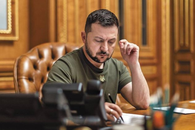 Зеленський знову підписав закони про продовження воєнного стану та мобілізації