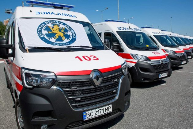 У Львові поранений чоловік напав на бригаду швидкої допомоги та спробував вистрибнути у вікно