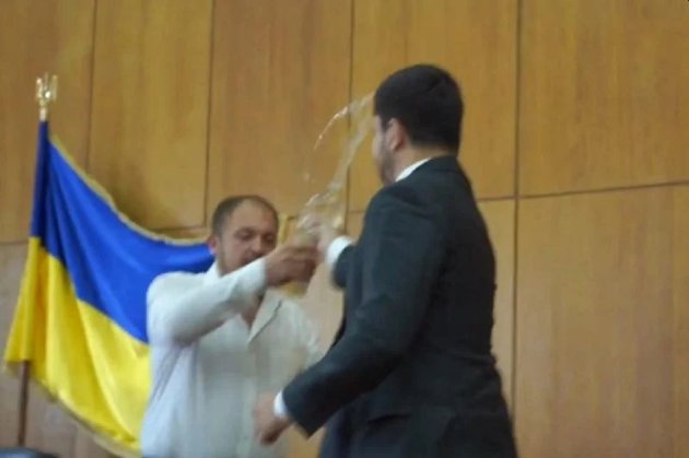 Мер Конотопа облив «слугу народа» Олександра Кучуру водою на сесії міськради
