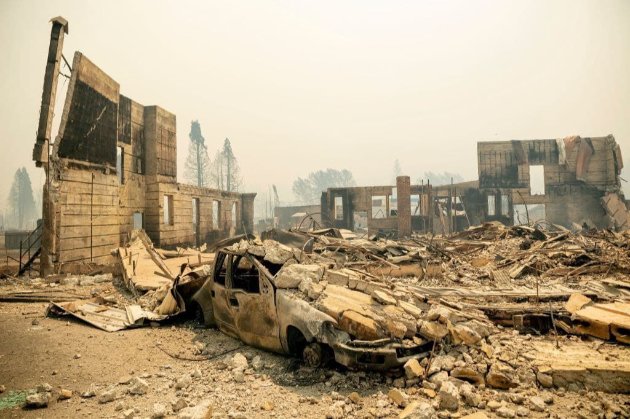 Через масштабні лісові пожежі у Каліфорнії дотла згоріло містечко