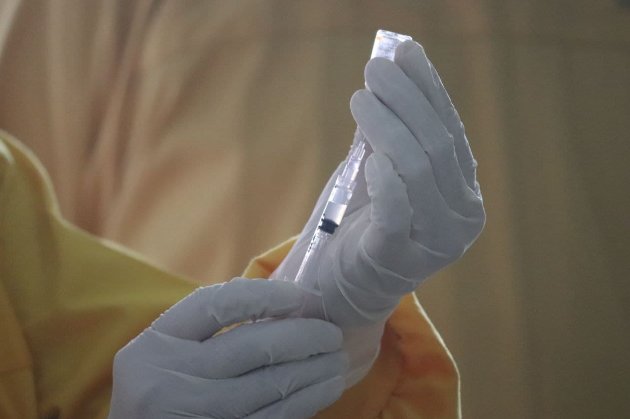 Через помилку медсестри понад 8,5 тис. людей у Німеччині могли «вакцинувати» фізрозчином 