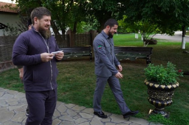 Знімав папугу у власному саду. Кадиров отримав премію як «найкращий мобільний репортер Чечні»