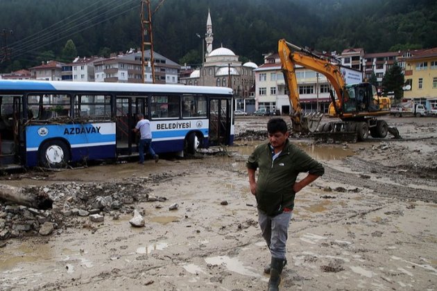Из-за наводнений в Турции погибли по меньшей мере 27 человек, людей продолжают эвакуировать