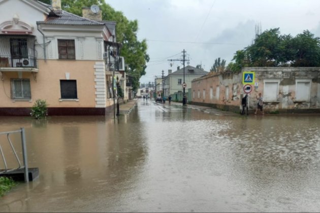 В окупованому Криму через опади затопило Керчь. Загинули дві людини