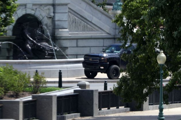 Поліція США оточила Капітолій через водія пікапа, який погрожує підірвати бомбу