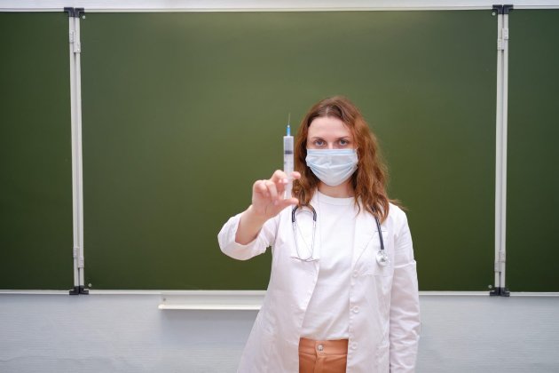В Івано-Франківську обіцяють виплатити премії всім вчителям, які вакцинуються до кінця літа