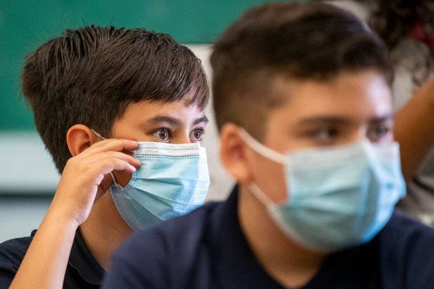 У США учитель, який зняв маску, щоб прочитати лекцію, спричинив спалах на COVID-19