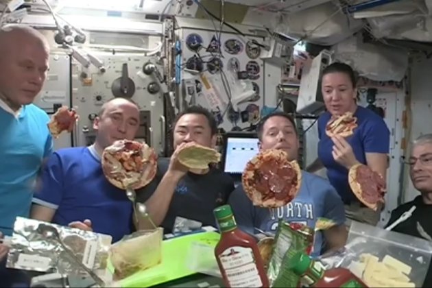 Французькі астронавти влаштували справжню вечірку з піцою у космосі (відео)