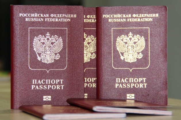 Без прописки і гарантій. Росія видає фейкові паспорти на окупованих територіях 