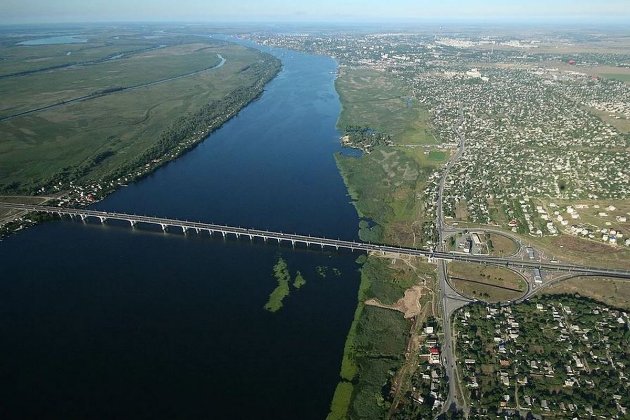На Херсонщині росіяни намагаються замінити Антонівський міст переправою з барж — Хлань