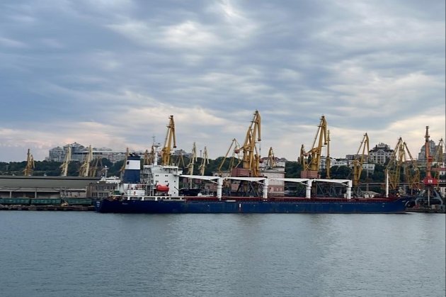 «Зернова угода» запрацювала: перше судно вийшло з порту Одеси (фото)