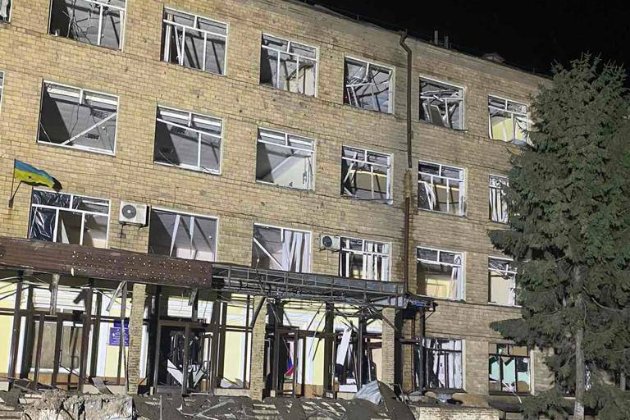 Окупанти вночі обстріляли три райони Харкова: пошкоджено багатоповерхівки та комунікації