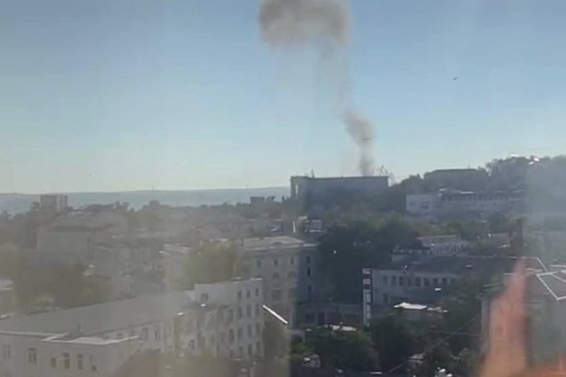 Вибухи у Севастополі: окупанти кажуть, що на дах штабу Чорноморського флоту впав безпілотник (фото)