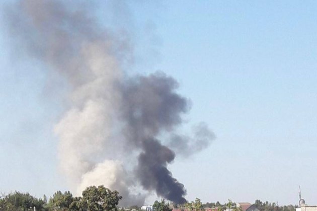 В окупованому Херсоні пролунало кілька вибухів, над містом здіймається дим (відео)