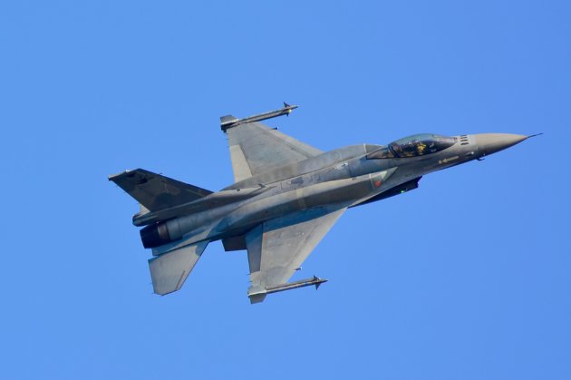 Перша група українських пілотів завершить навчання на F-16 не раніше наступного літа — WP