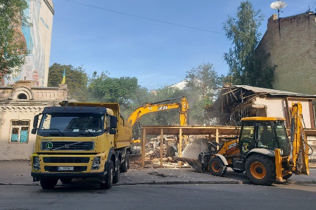 На Подолі у Києві знесли один з найстаріших дерев'яних будинків міста (фото)