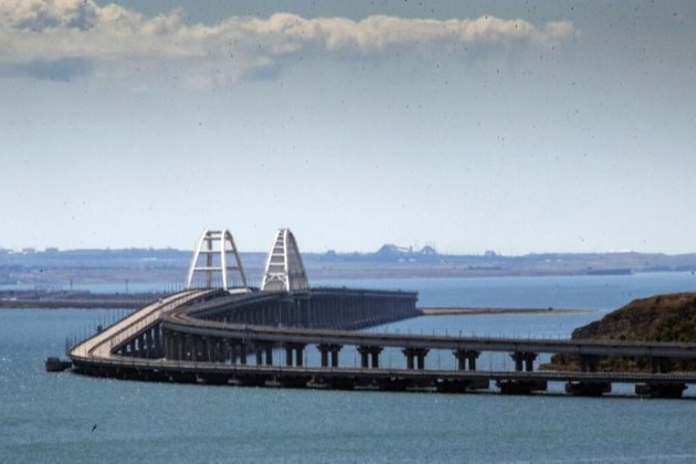 Росіяни вигадали новий спосіб захисту Кримського мосту: в ГУР назвали деталі