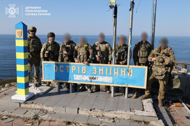 В ДПСУ показали, як встановили прикордонний знак на острові Зміїний (відео)