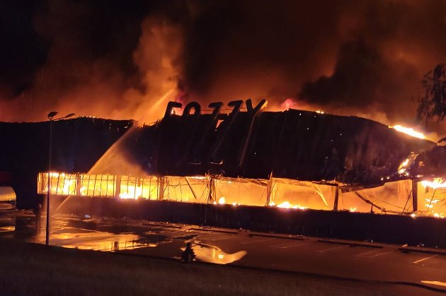 Нічний обстріл Одеси: згорів супермаркет  Fozzy та пошкоджено гуртожиток (відео)