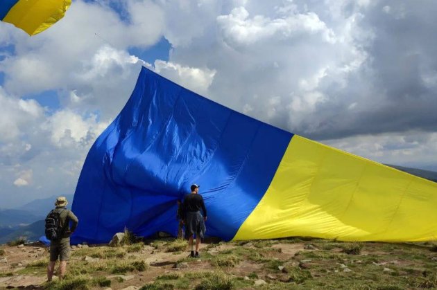 Маріупольські вчителі встановили рекорд з українським прапором на Говерлі (фото)