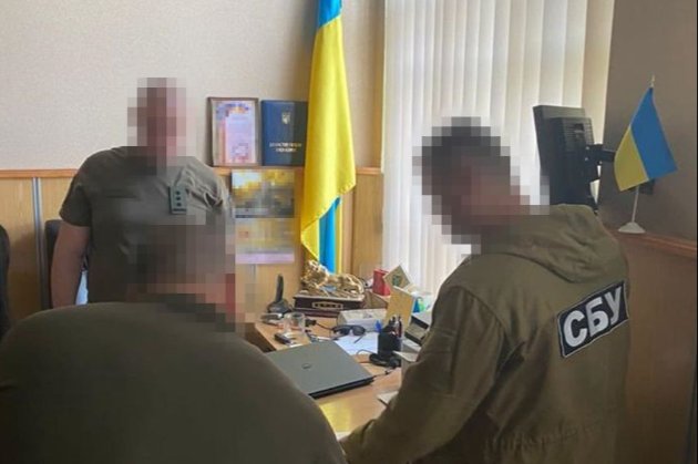 На Чернігівщині очільниця ЦНАПу організувала схему виїзду за кордон
