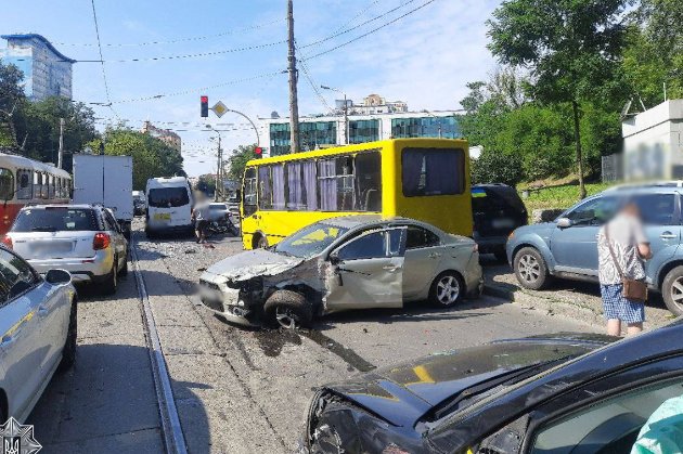 У Києві на Подолі трамвай на повній швидкості протаранив десятки машин