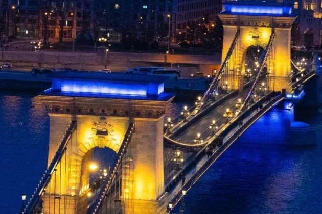  Партію Орбана обурило рішення підсвітити українськими кольорами Ланцюговий міст у Будапешті