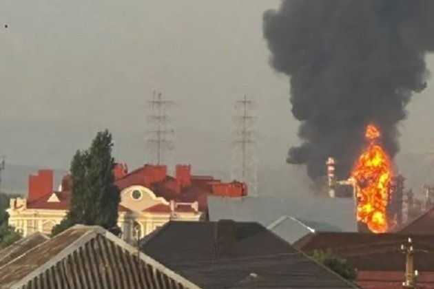 Дрони атакували одразу кілька російських регіонів. Там зайнялися НПЗ, залізнична станція та військова частина (відео)
