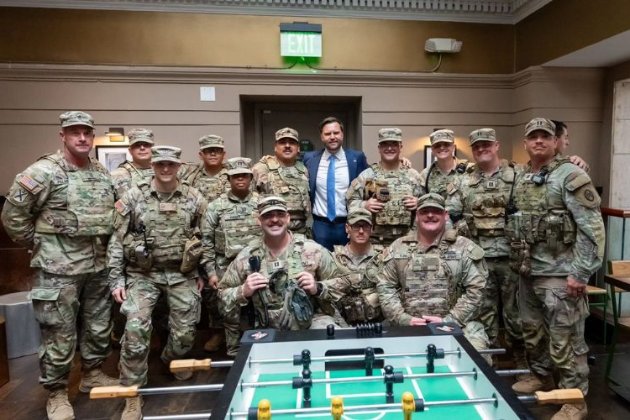 Джей Ді Венса освистали під час роздачі гамбургерів нацгвардійцям у Вашингтоні (відео)