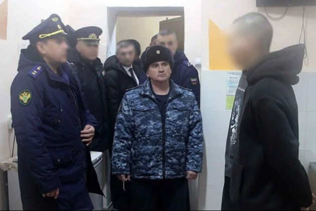 Колишній начальник Тагарнозького СІЗО наказував катувати журналістку Вікторію Рощину. Йому повідомили про підозру