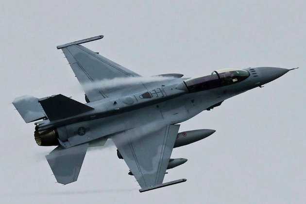 У Польщі під час підготовки до авіашоу розбився F-16 — загинув пілот (відео)
